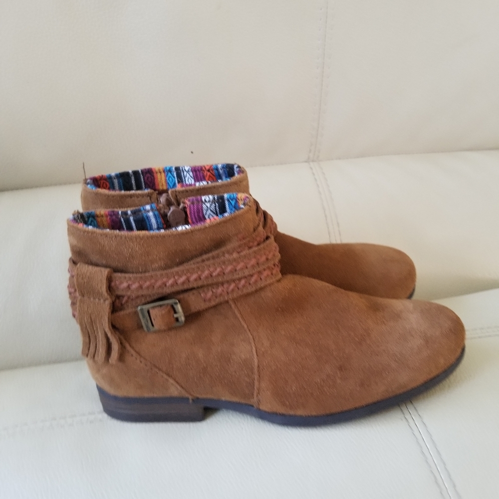 Minnetonka Booties Size 6 - image 1